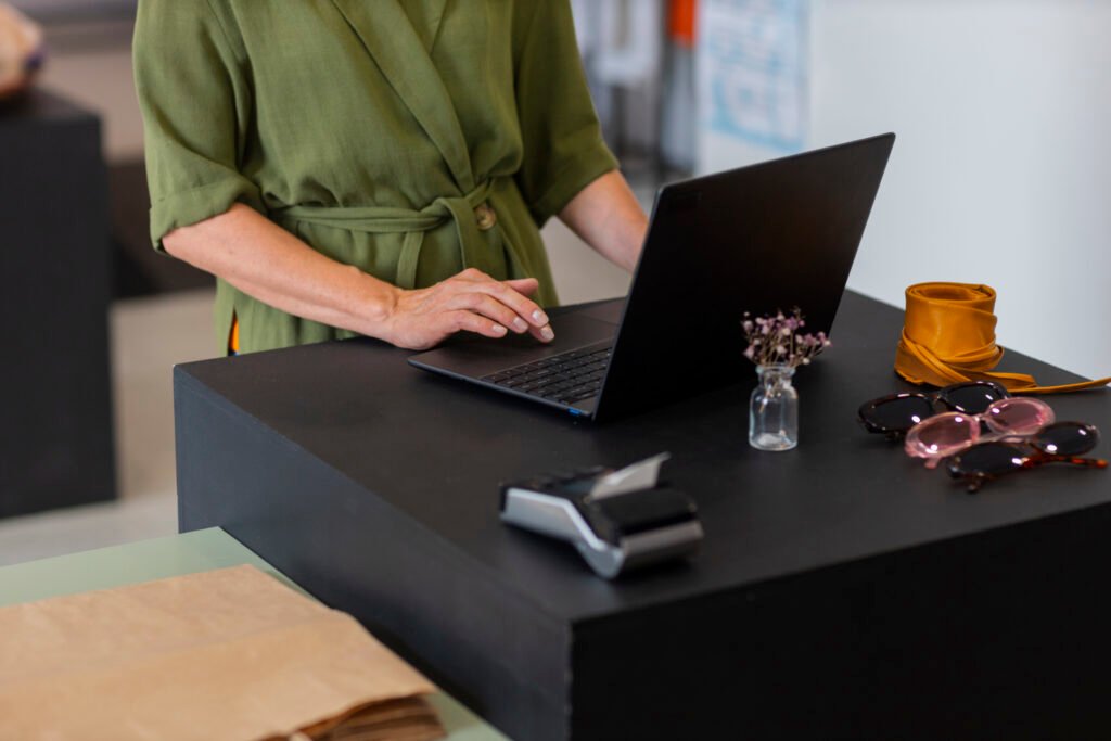 How Wireless Charger Technology Is Reducing Cable Clutter in Modern Workspaces