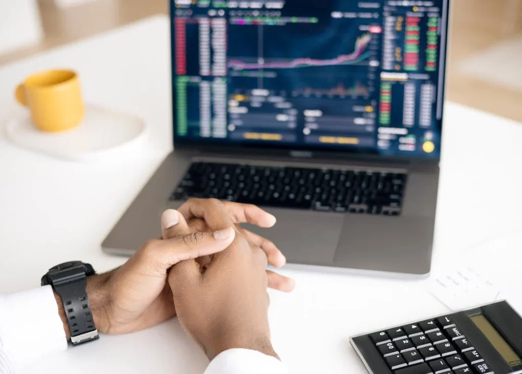 How Do FRM Course Professionals Help Investors Make Better Decisions?